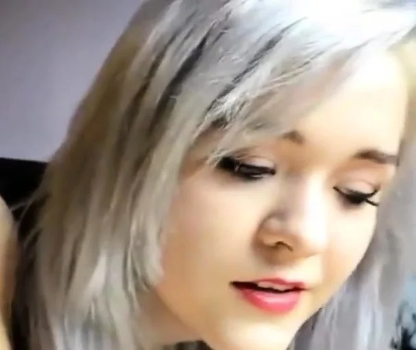 Pretty girl farting
