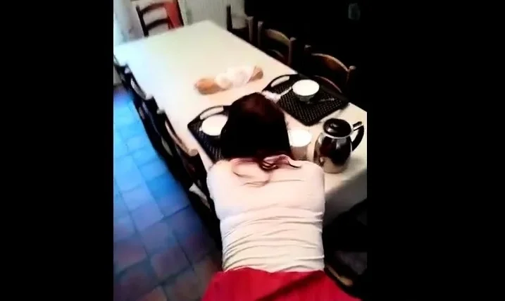 en levrette contre la table