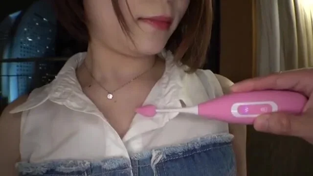 ふわふわGカップ巨乳美女がバイブで乳首責めされてローション塗られた乳房を揉まれまくり