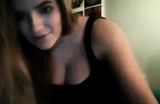 esta joven se calienta y se masturba por webcam