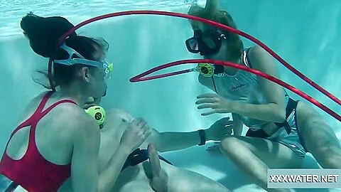 Minnie Manga - Underwater Goes Two Way