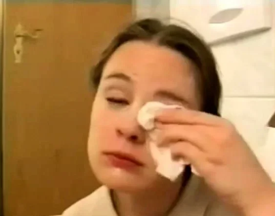 Sie laesst sich ins Gesicht spritzen