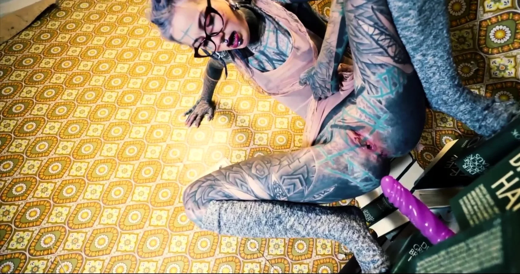 Inked babe Anuskatzz fucks both of her tight holes