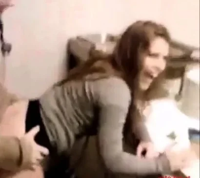 Il demande a son pote de baiser sa chienne