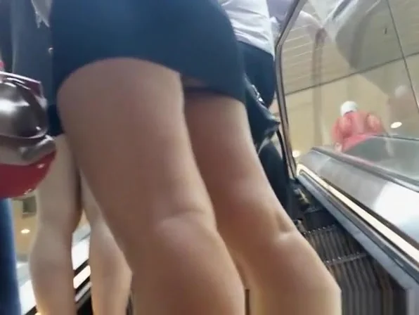 Girl in tight short skirt sexy ass upskirted