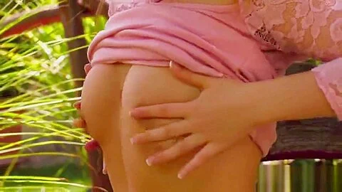 Natural cutie stretches spread muff and loses virginity