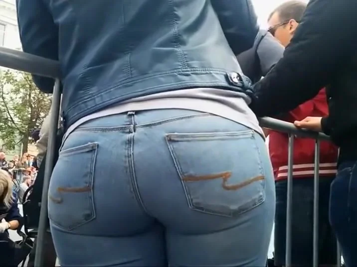 Big butt wiggles very nicely