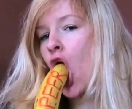 Deutsche Amateurin steckt sich eine Banane in den Arsch