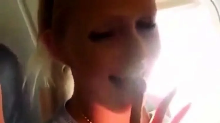 blonde blowjob in einem flugzeug