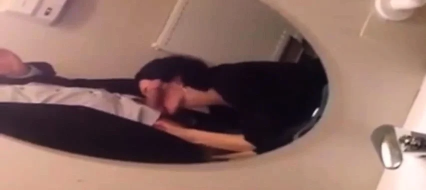 elle suce aux toilettes du mc do