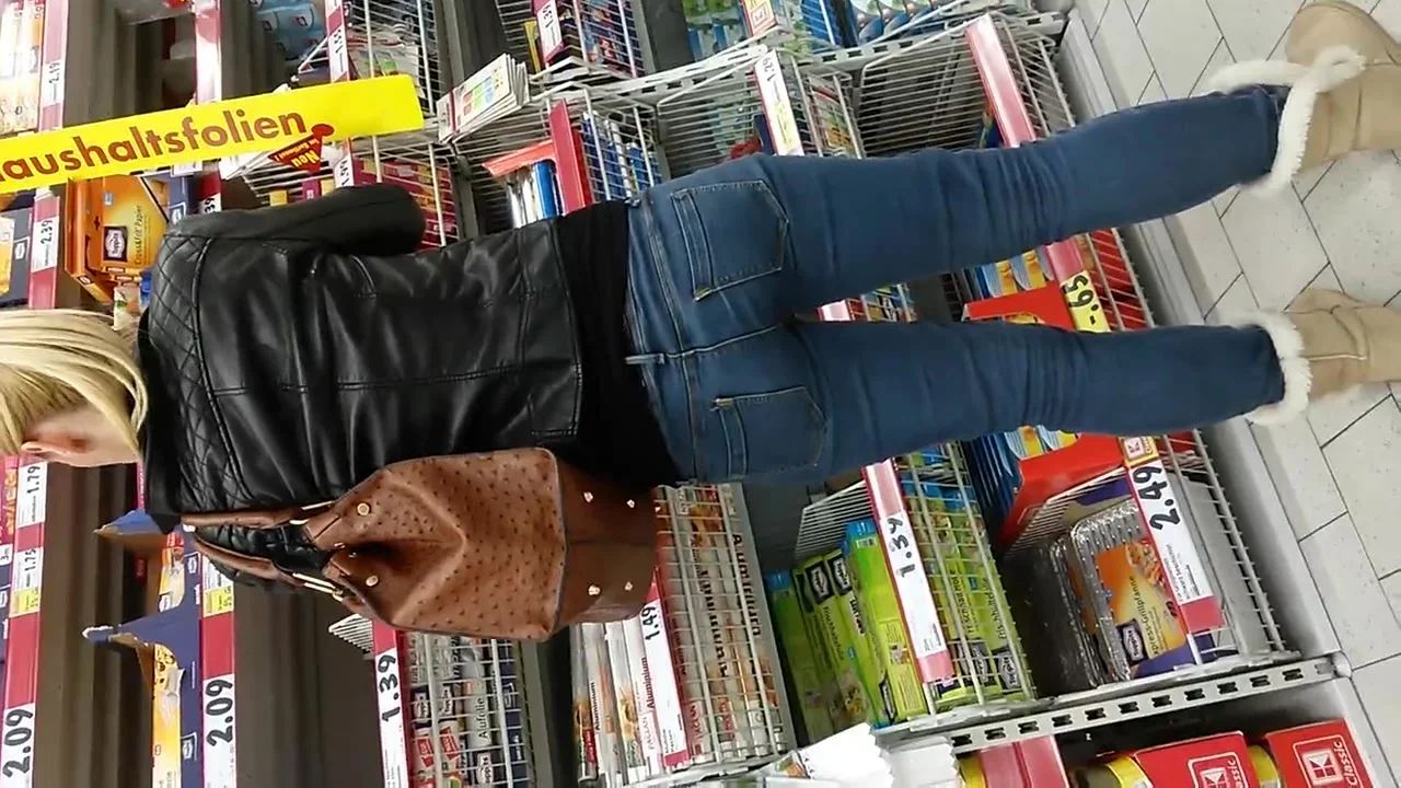 Strammer Arsch in Jeans verpackt !!!