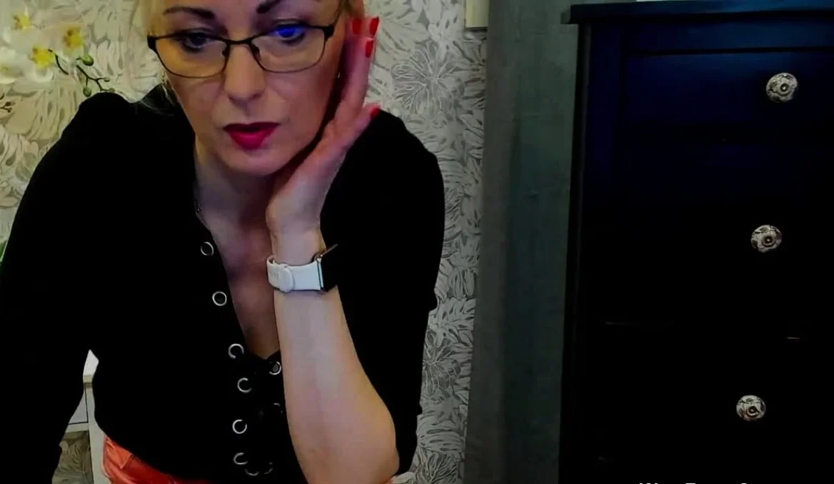 Blonde German amateur MILF LUXvanessa flashing cleavage