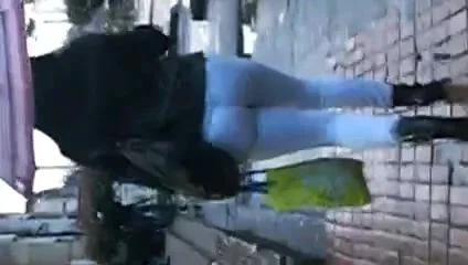 Hermoso kulo bajo la lluvia