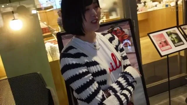 綺麗なお姉さんが妖艶なキスとフェラしてベランダでTバック越しに巨尻を愛撫されてウットリ