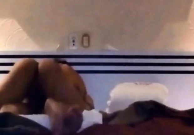 Mi esposa abierta de patas para ser penetrada por su amante