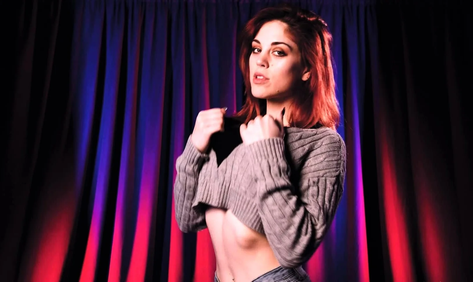 Babe With Big Boobs Masturbates
