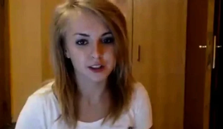 Young girl dancing naked on cam