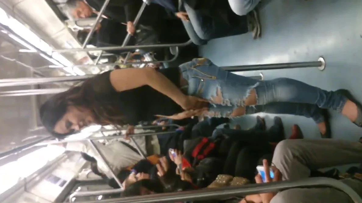 Rico Culo de Chica en el Metro L 2 MX recargada en el tubo