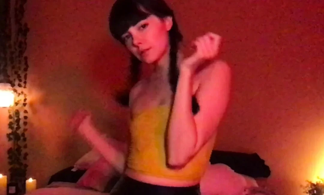 Hot amateur webcam teen masturbates for their fans