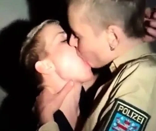 2 svenska lesbiska leker grovt
