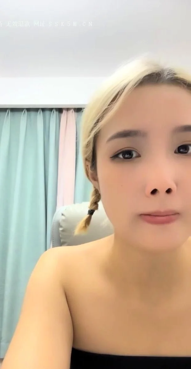 Webcam Crazy Blonde fingers herself live