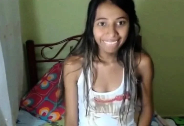 Novinha na webcam peitos xota e cu