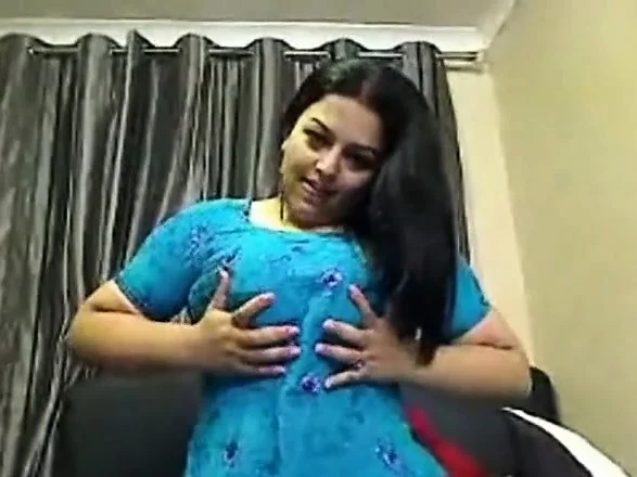 Sexy indian babe on webcam toys her pussy on livecam