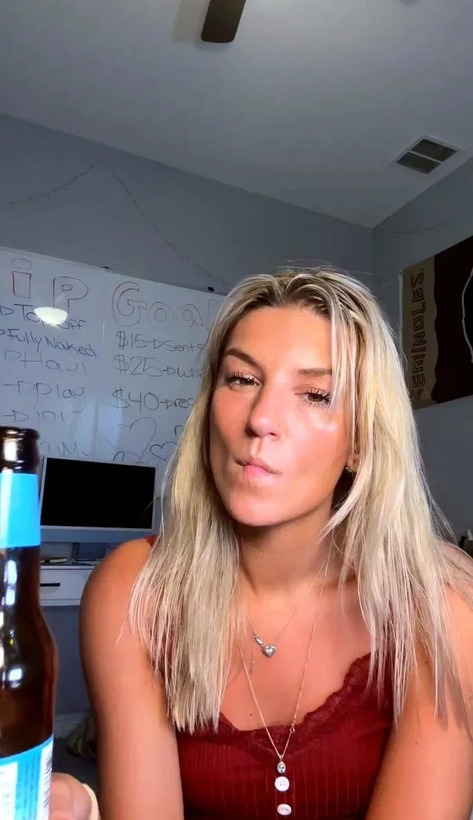 amateur blonde solo webcam