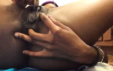Hot pussy spreading close up for solo toying stunner