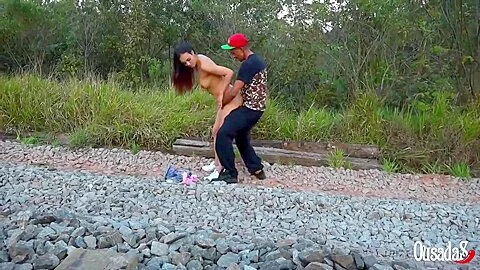 Uma Menina Perdida Na Ferrovia Aguarda Leva Ferro Pornobr Videos