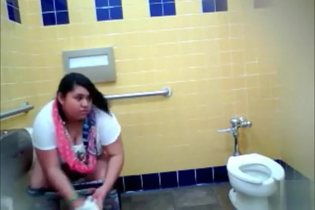 Best friends always pee together