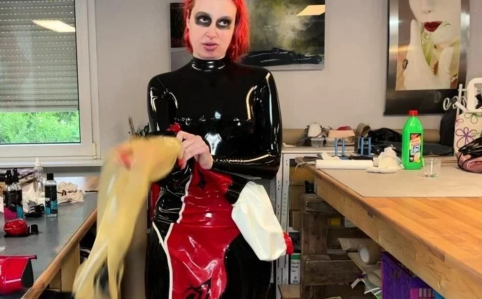 Amateur cd in latex masturbating dildoing