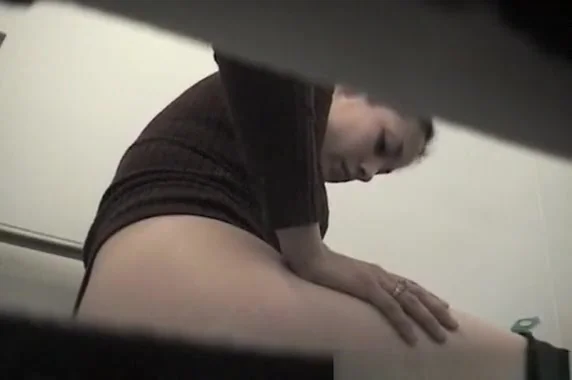 Hot US girl peeing 3