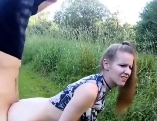 Couple baise dans la nature