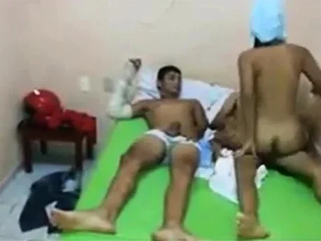 Novinha Caiu Com Os Dois Primos Picudos