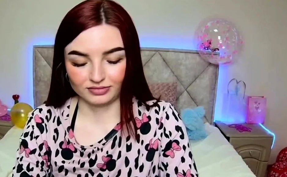 Solo redhead amateur babe NicolPot have fun on webcam