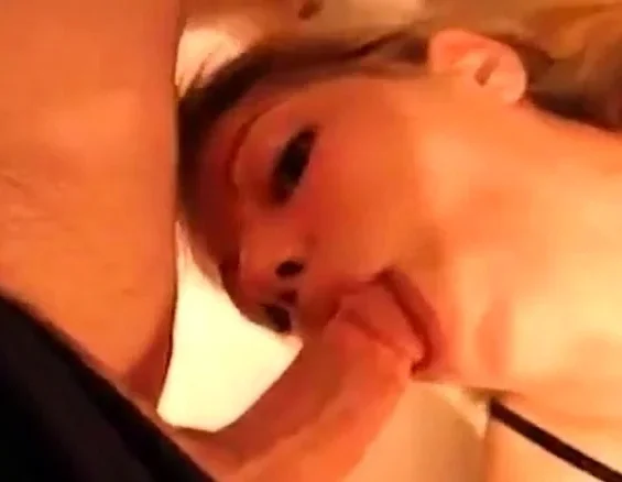 Svensk blondin suger Like a Pro