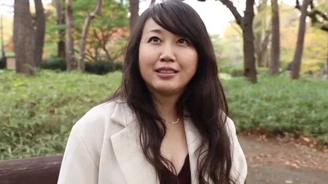 ムチムチ巨乳美熟女がおっぱい揉みしだかれクリトリス愛撫で感じる