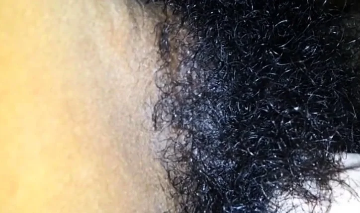 NEGRA PELUDA COM O VIBRADOR