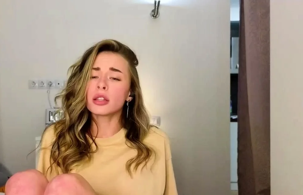 Amateur Webcam Teen Masturbates And Teases