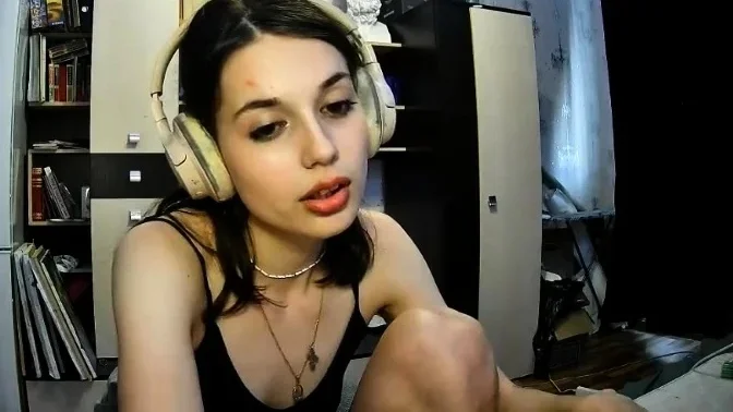 Brunette Solo Webcam Masturbation