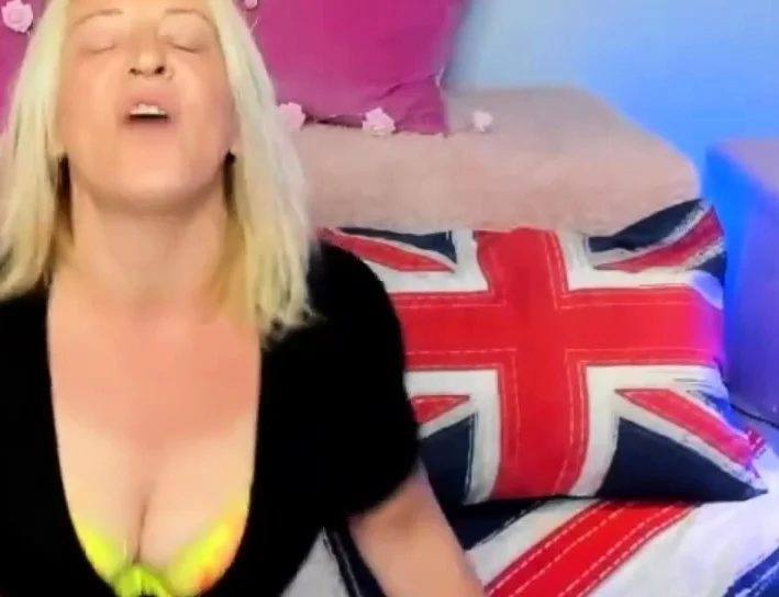 Blonde MILF chats and plays on cam