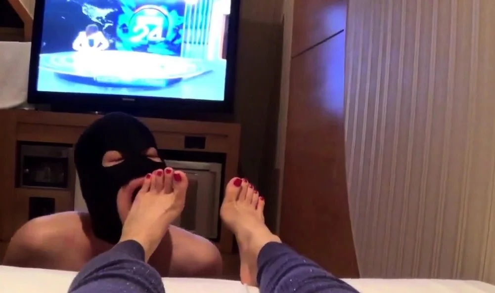 Korea Foot Goddess - Watching TV With Foot Slave