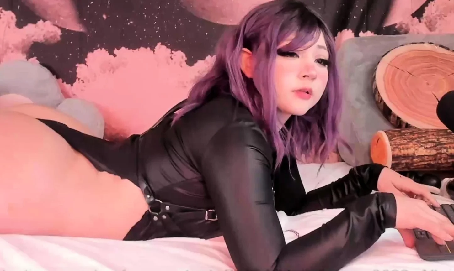 Webcam Asian camgirl testing brand new toy