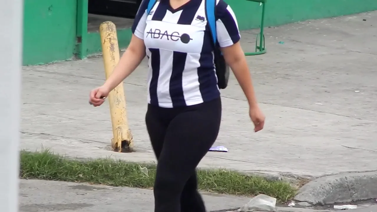 Lindas caderas y cameltoe (leggins)
