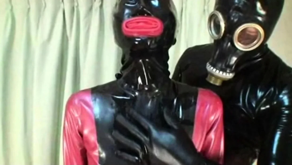 Amateur CDin latex dildoing