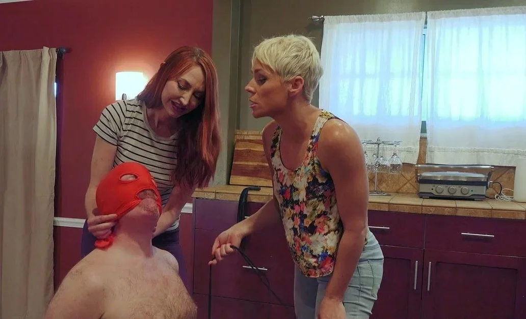 Amateur blonde pierced slut threesome and blowjob