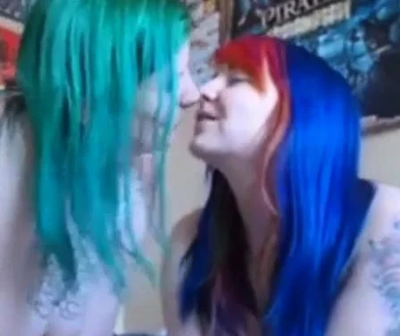 webcam lesbian kiss me