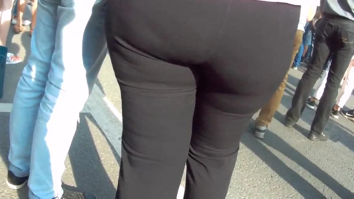 Juicy big butts milfs in tight pants