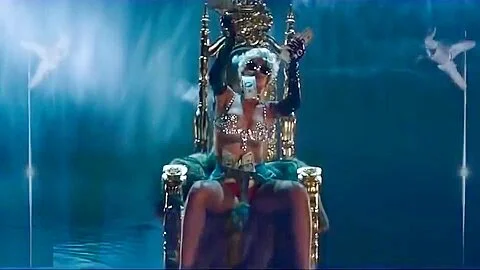 Rihanna - Pour It Up